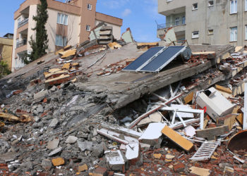 Adıyaman'da ağır hasarlı bina enkazında canlı izine rastlanmadı