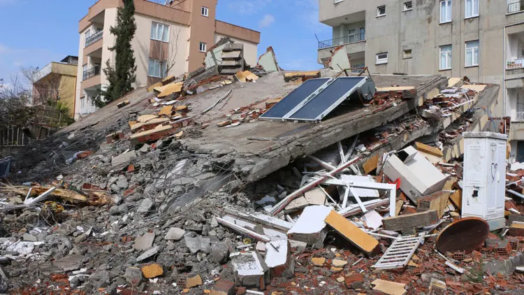 Adıyaman'da ağır hasarlı bina enkazında canlı izine rastlanmadı