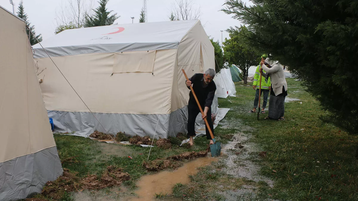 Kahramanmaraş merkezli depremlerden etkilenen adıyaman'da yağmur sele dönüştü. Sele kapılan konteynerdeki 1 kişi öldü, 4 kişi kayboldu, çadır kentlerde bazı çadırları su bastı.