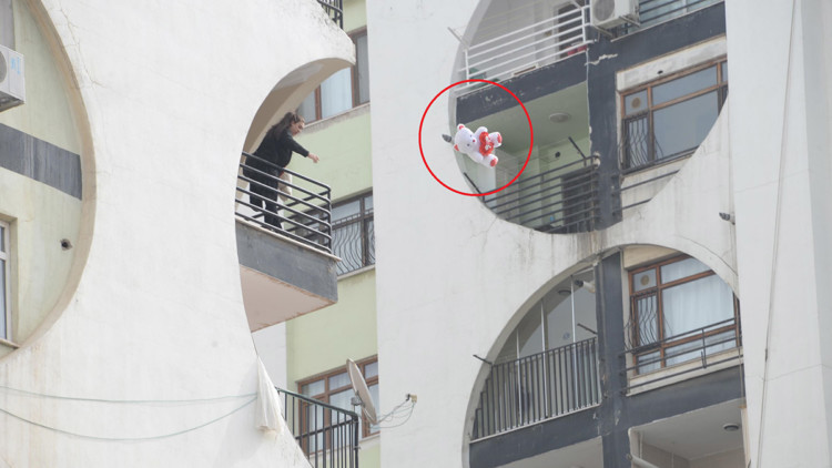 Galeria Sitesi'nde ev sahipleri eşyalarını çıkardı