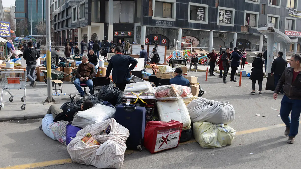 Galeria sitesi'nde ev sahipleri eşyalarını çıkardı