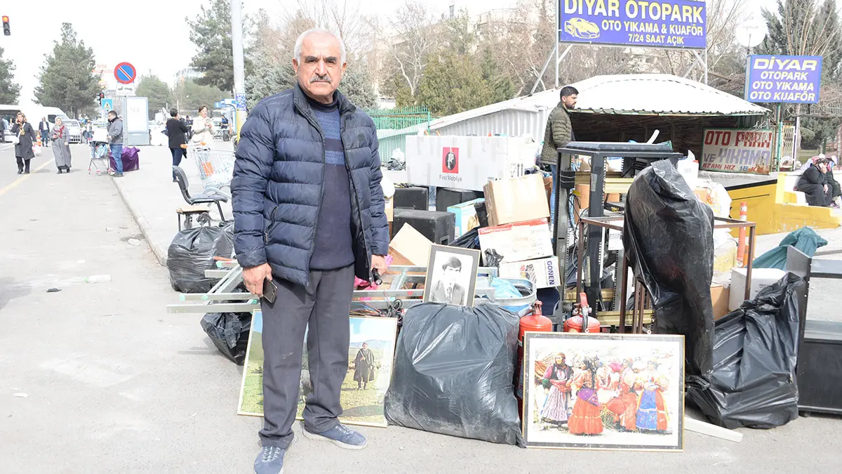 Diyarbakır'da 1 bloğu çöken, 3 bloğu ağır hasar alan galeria sitesi'nde ev sahipleriyle esnafın eşyalarını dışarıya çıkarma talebi kabul edildi.