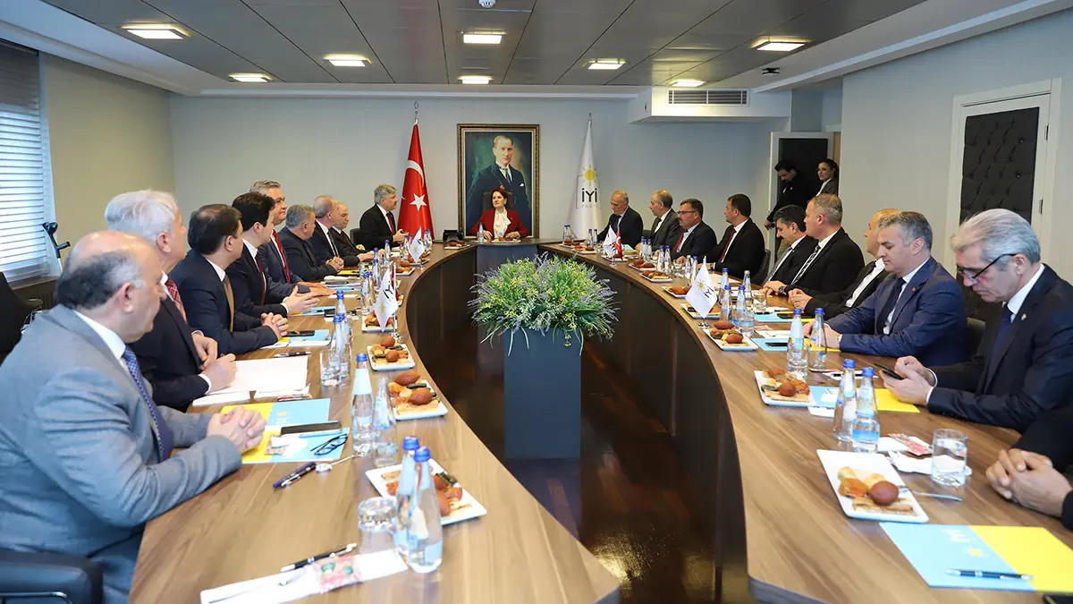 İyi̇ parti genel başkanı meral akşener ilçe belediye başkanlarıyla bir araya geldi. Genel başkan yardımcısı cihan paçacı, akşener'in cumhurbaşkanı adayı olup olmayacağına ilişkin, "henüz bunlar konuşulmadı. Değerlendirme yapmak yanlış olur" dedi.