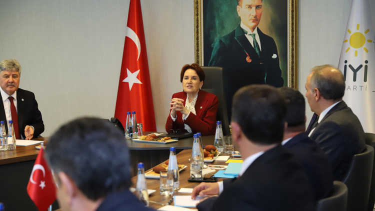 Akşener ilçe belediye başkanlarıyla bir araya geldi