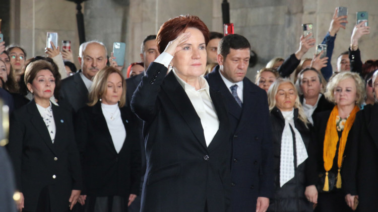 Akşener, kadınlarla Anıtkabir'i ziyaret etti