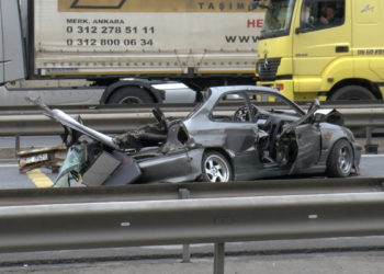 Ambarlı'da otomobil TIR'a arkadan çarptı