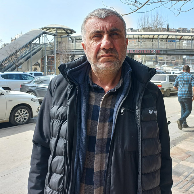 Kahramanmaraş'ta Arif Atıcı (57), bağırsak tümörü nedeniyle özel hastanede tedavi gören eşi Seher Atıcı'nın (54) deprem sonrası hastanede bırakılması ve jeneratörlerinin çalışmaması nedeniyle öldüğünü iddia ederek, suç duyurusunda bulundu.