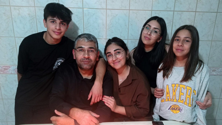 Annesi, eşi, 3 çocuğu ve kayınvalidesini kaybetti, kayıp kızını arıyor