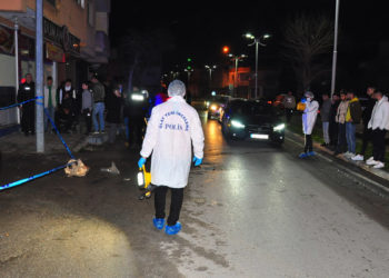 Annesinin boğazını kesip, 2 katlı evin çatısından atladı