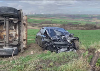 Arnavutköy'de hafriyat kamyonu otomobile çarptı