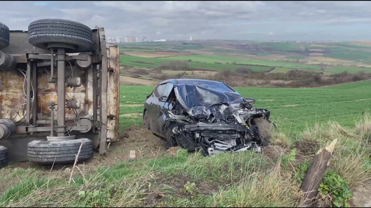 Arnavutköy'de hafriyat kamyonu otomobile çarptı