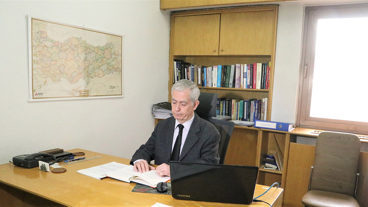 Deprem bölgesinde artçı sarsıntılar devam ederken, inşaat çalışmalarının başlatılması tartışmalara yol açtı. Uzmanlar artçılar yeni inşaatlara engel değil; zemin sağlam seçilmeli açıklaması yaptı.