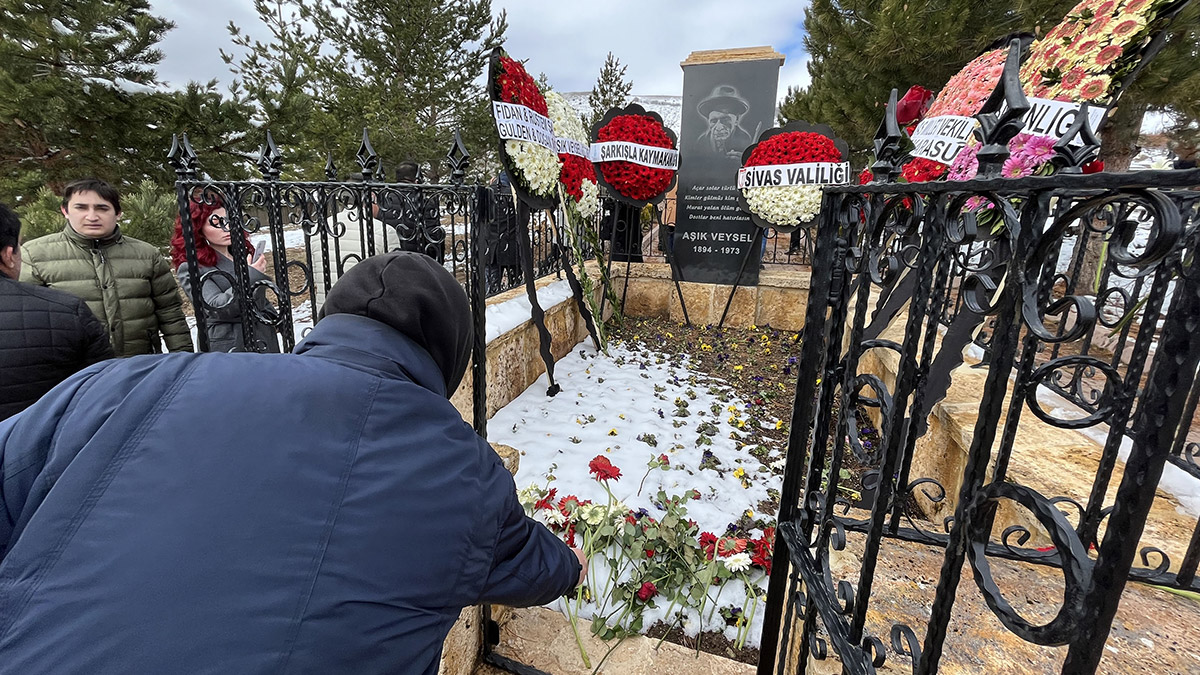 Halk ozanı Aşık Veysel Şatıroğlu vefatının 50'nci yılında, Sivas'ın Şarkışla ilçesi Sivrialan köyündeki mezarı başında anıldı. Veysel için hatıra ormanına fidan dikildi, müze olan evi ziyaret edildi.