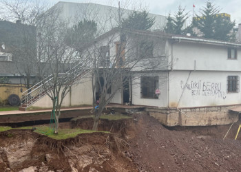 Ataşehir'de inşaatın istinat duvarı çöktü