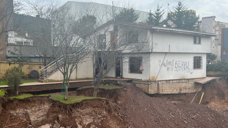 Ataşehir'de inşaatın istinat duvarı çöktü