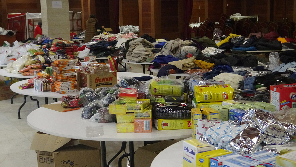 Depremzedeler için 'Hayır Çarşısı'