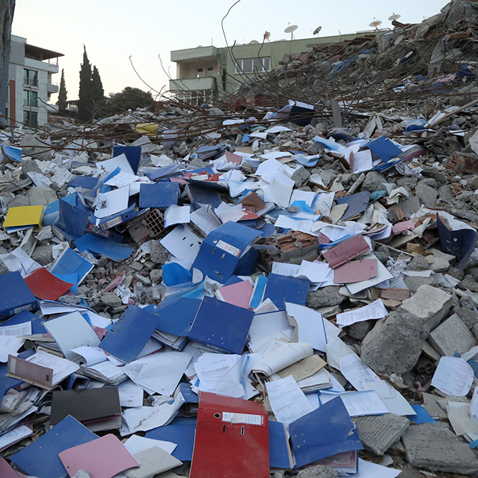 Enkazda 15 gündür evrak nöbeti