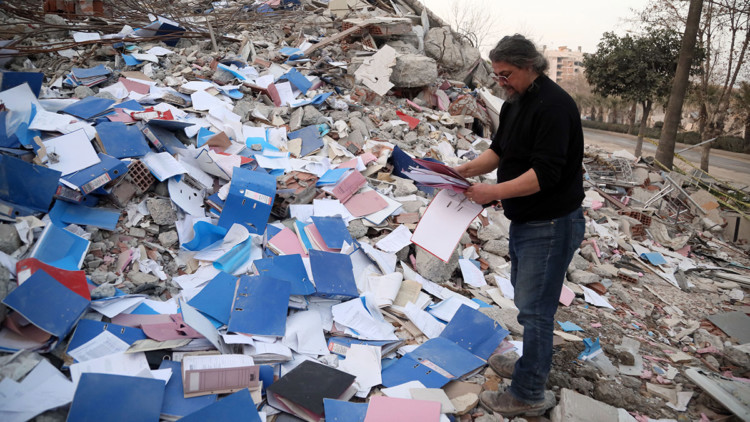 Enkazda 15 gündür evrak nöbeti