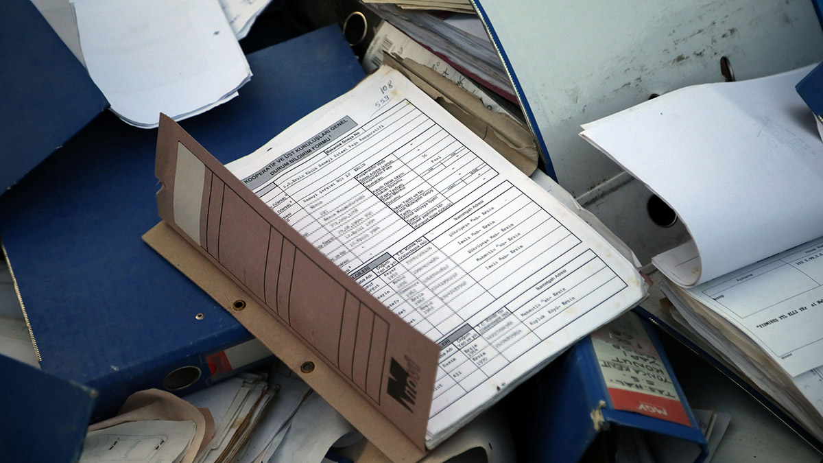 Hatay'da, Çevre, Şehircilik ve İklim Değişikliği İl Müdürlüğü'nün depremde hasar gören hizmet binasının enkazındaki onlarca dosya ve evrak dikkat çekti. Avukat Ömer Meşe enkazda 15 gündür evrak nöbeti tutuyor.