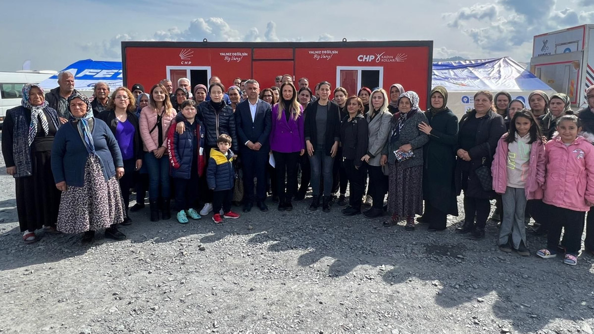 Cumhuriyet Halk Partisi Kadın Kolları Genel Başkanı Aylin Nazlıaka'dan 8 Mart Dünya Emekçi Kadınlar Günü’ne ilişkin, Gaziantep’te depremzedelerle basın açıklaması.