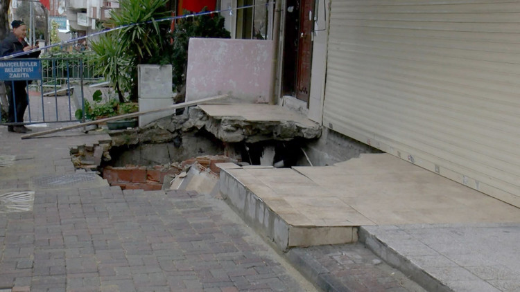 7 katlı apartmanın önündeki kaldırım kömürlüğe doğru çöktü