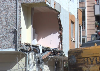 Bahçelievler'de yıkım sırasında hasar gören apartmanın duvarları örüldü