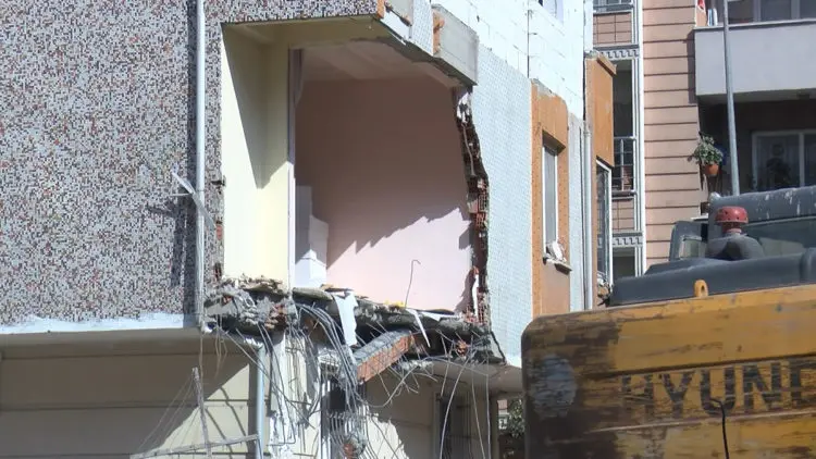Bahçelievler'de yıkım sırasında hasar gören apartmanın duvarları örüldü