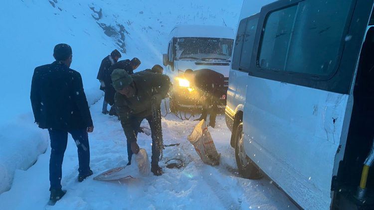 Bahçesaray-Hizan yolunda kar ve sis etkili oldu