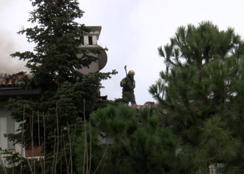 Bahçeşehir'de 3 katlı villanın çatısında yangın