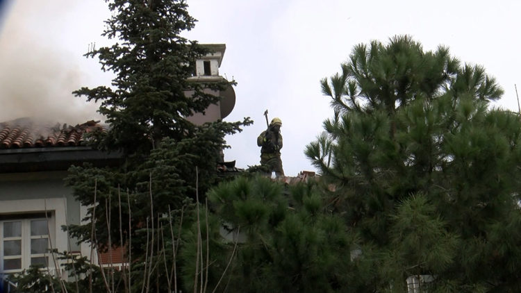 Bahçeşehir'de 3 katlı villanın çatısında yangın