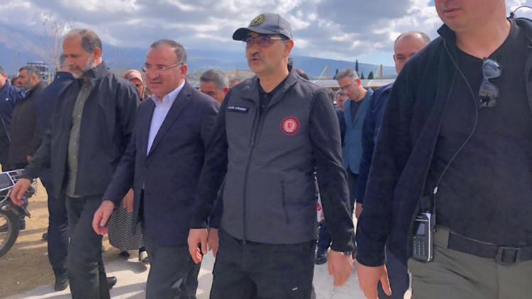 Bekir Bozdağ, AFAD Kriz Merkezi'ni ziyaret etti