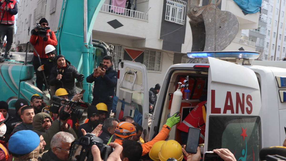 Psikiyatri Uzmanı Prof. Dr. Hamdi Tutkun, depremden sonra ikincil travmanın ne olduğu hakkında bilgiler verdi.