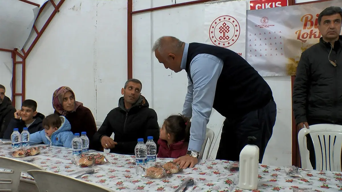 Kültür ve turizm bakanı mehmet nuri ersoy, türkiye'nin güçlü bir millet olduğunu belirterek, "i̇nşallah bu afeti ülke olarak el ele omuz omuza vererek atlatacağız. Birlikte ayağa kalkacağız" dedi.