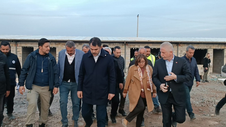 Bakan Kurum, geçici barınma alanlarında inceleme yaptı