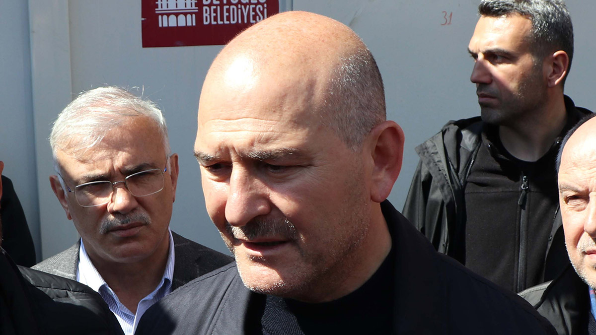 İçişleri Bakanı Süleyman Soylu, "Milletçe bu afetin altından birlikte kalkacağız. İnşallah bu şehirler yine insanların birbirlerini gördükleri zaman kucaklaştıkları, selam verdikleri, eski günleri hatırladıkları, birbirleriyle parkta oturup sohbet ettikleri, esnaflarından alışveriş yaptıkları, sohbet ettikleri, minarelerinden ezan sesini dinlediklerinde hangi müezzinin sesi olduğunu duyabilecekleri şehirler haline gelecek" dedi.