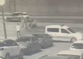 Dur ihtarına uymayan sürücü polis memuruna çarparak kaçtı