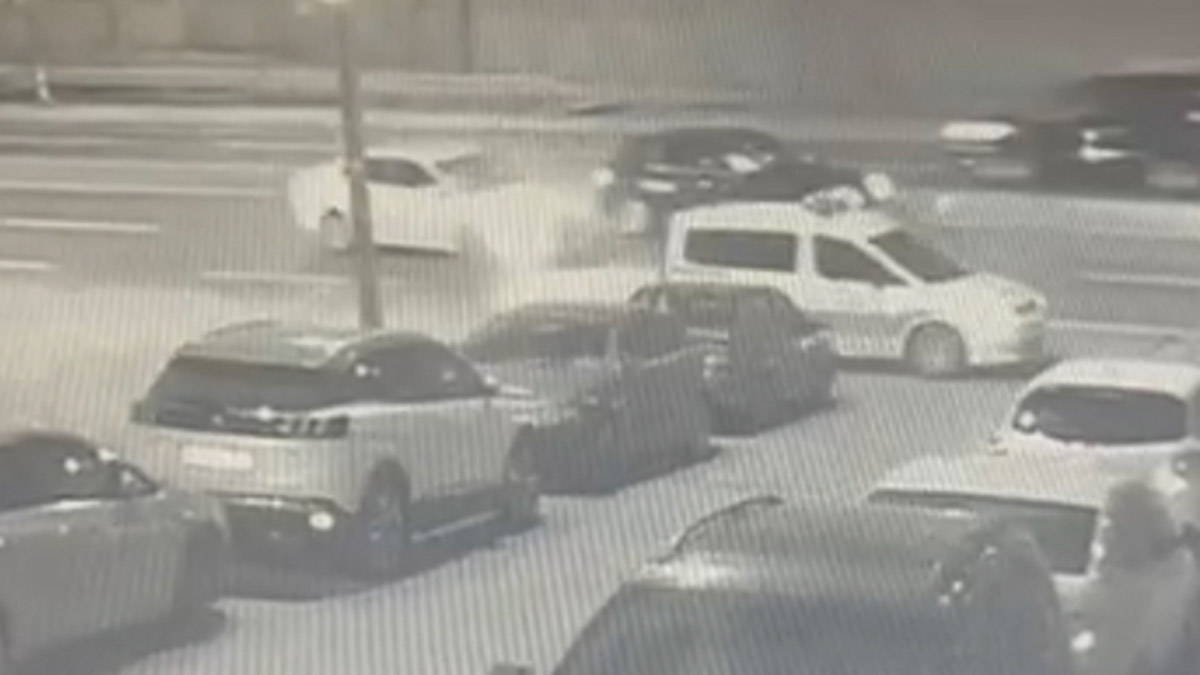 Dur ihtarına uymayan sürücü polis memuruna çarparak kaçtı