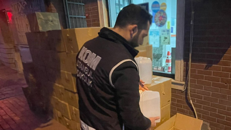 Bakırköy'de 3 ton ağırlığında kaçak alkol ele geçirildi
