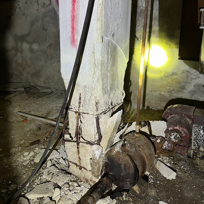 Bakırköy Yeşilköy' de onlarca dükkanın bulunduğu pasajın kolonlarındaki hasar esnafı tedirgin etti. Demirleri de gözüken kolonlar cep telefonuna kamerasıyla kaydedildi.