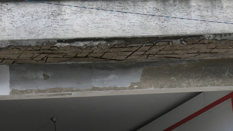 Pasajın kolonlarındaki hasar esnafı tedirgin etti