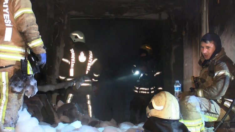 Başakşehir'de iki katlı kalem fabrikasında yangın