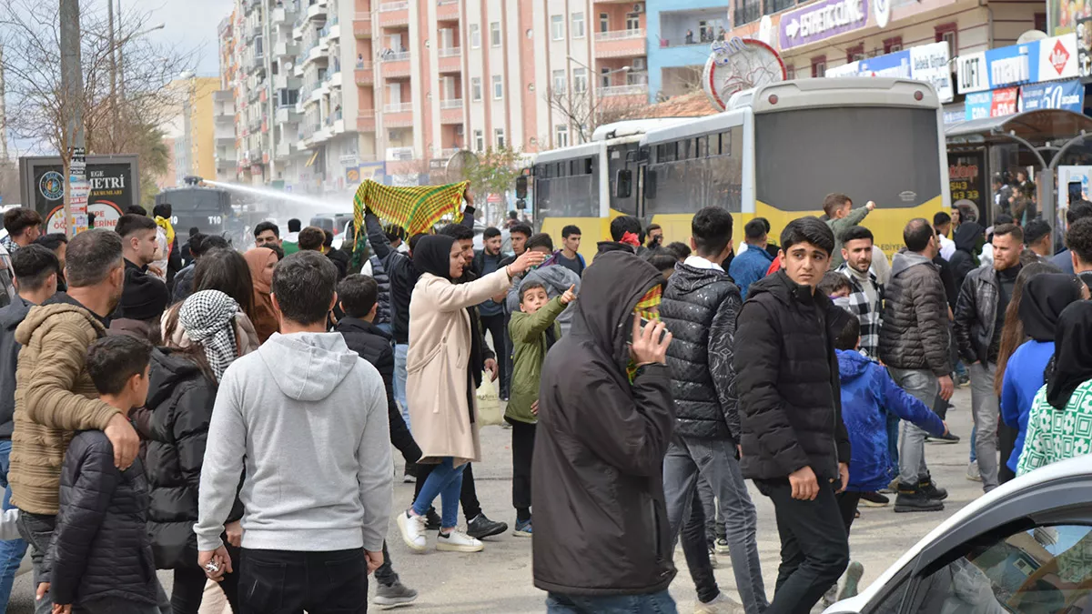 Batman, bingöl ve mardin’de nevruz, düzenlenen etkinliklerle kutlandı. Batman ve mardin'deki nevruz kutlamalarında olay çıktı çok sayıda kişi gözaltına alındı.