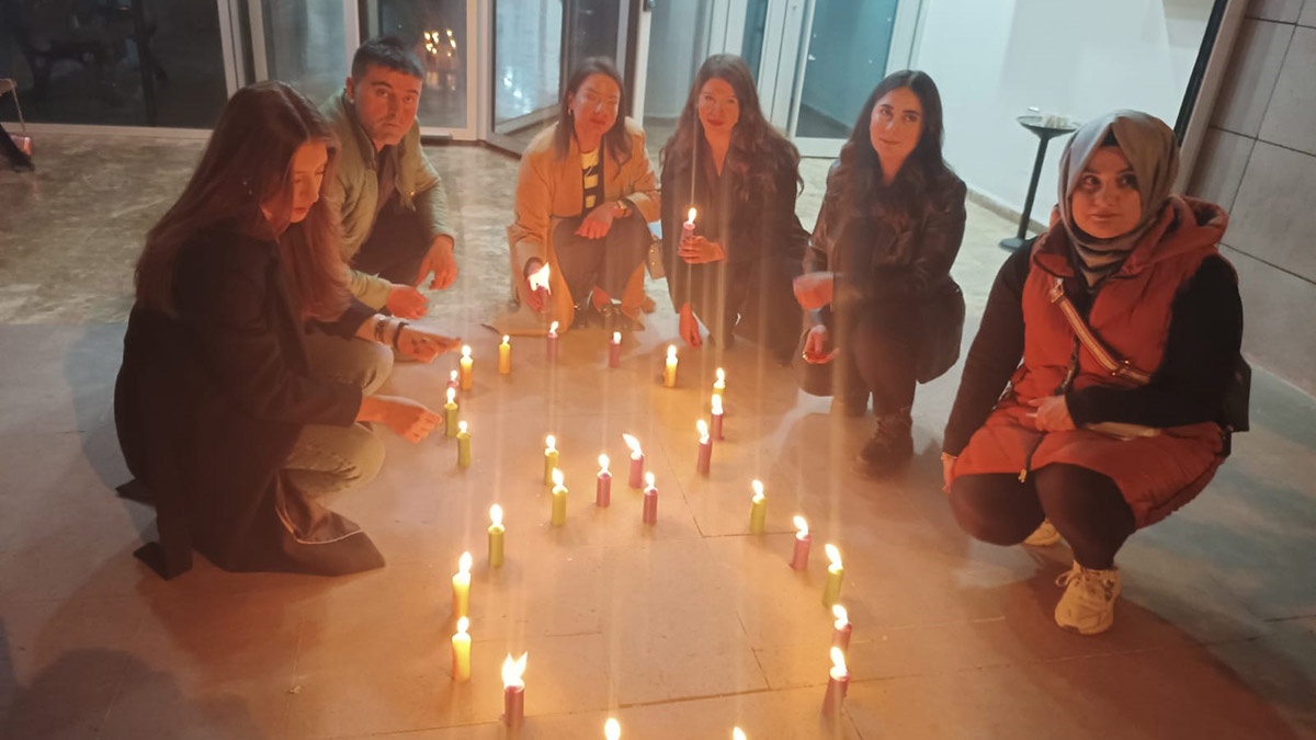Batman'da avukatlar, kadınları mum yakarak andı
