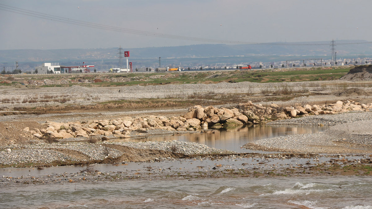 BOTAŞ’ın, Batman Çayı üzerinden geçen petrol boru hattında sızıntı meydana geldi. Çaya sızan petrolün temizlenmesi için çalışma başlatıldı.
