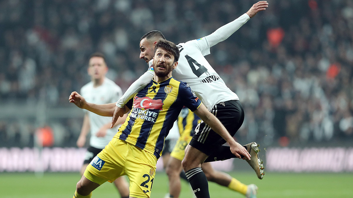 Spor Toto Süper Lig’in 24’üncü haftasında Beşiktaş MKE Ankaragücü'nü 2-1 mağlup etti. Siyah-beyazlılara galibiyeti getiren golleri 40’ıncı dakikada Salih Uçan ve 55’inci dakikada Aboubakar kaydetti.
