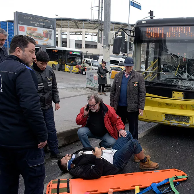 Beşiktaş'ta i̇ett otobüsü motosiklete çarptı