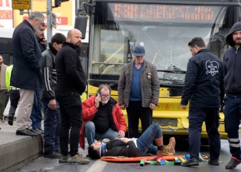 Beşiktaş'ta i̇ett otobüsü motosiklete çarptı