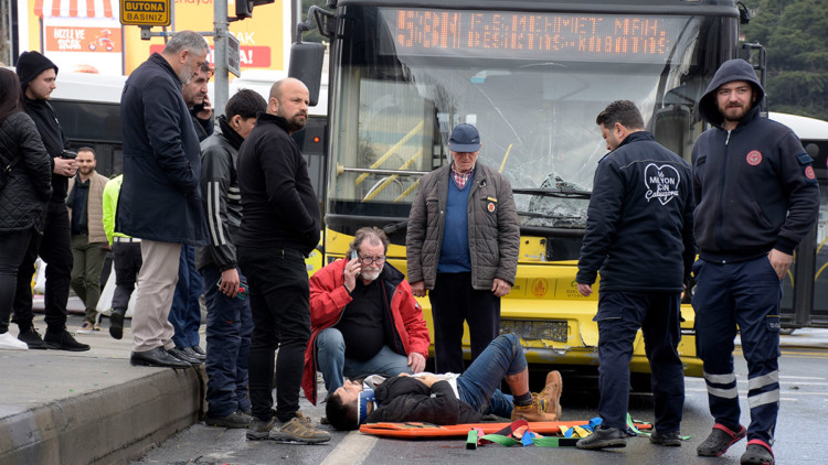 Beşiktaş'ta İETT otobüsü motosiklete çarptı