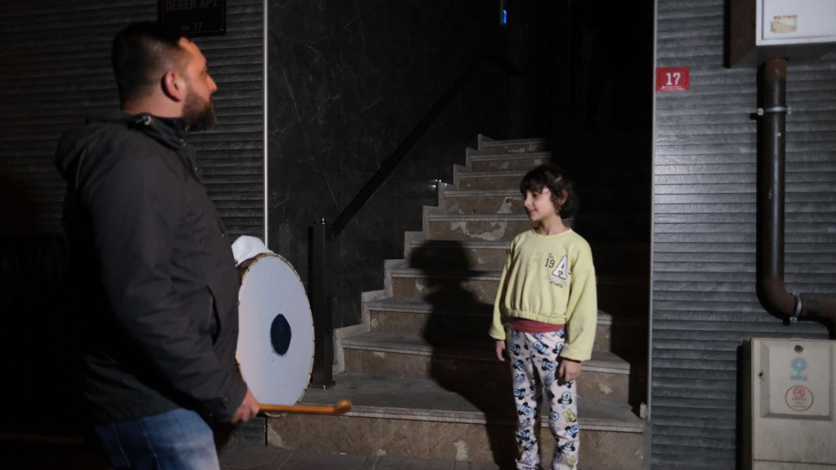 Beyoğlu'nda Ramazan ayının ilk sahurunda görev başında olan davulcular manilerinde depremzedeleri unutmadı.