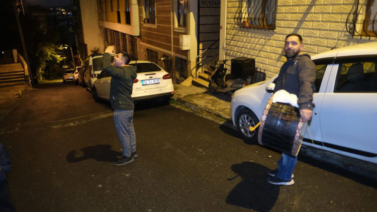 Davulcular manilerinde depremzedeleri unutmadı